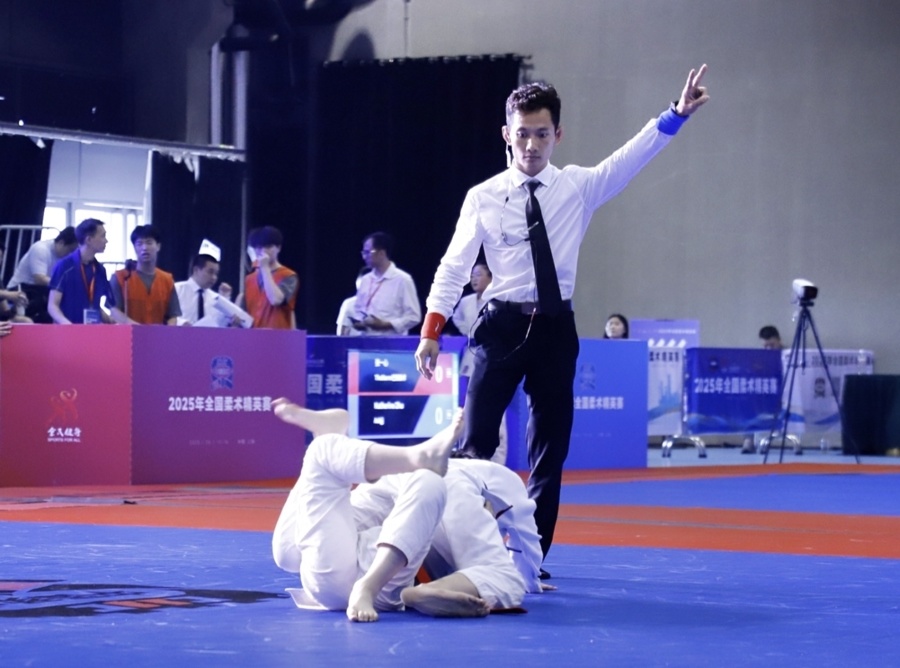 包含柔道杯赛上演强强对话，辽东犀牛队大胜胶东飞鹰队，战术调整见效；节奏掌控在手的词条