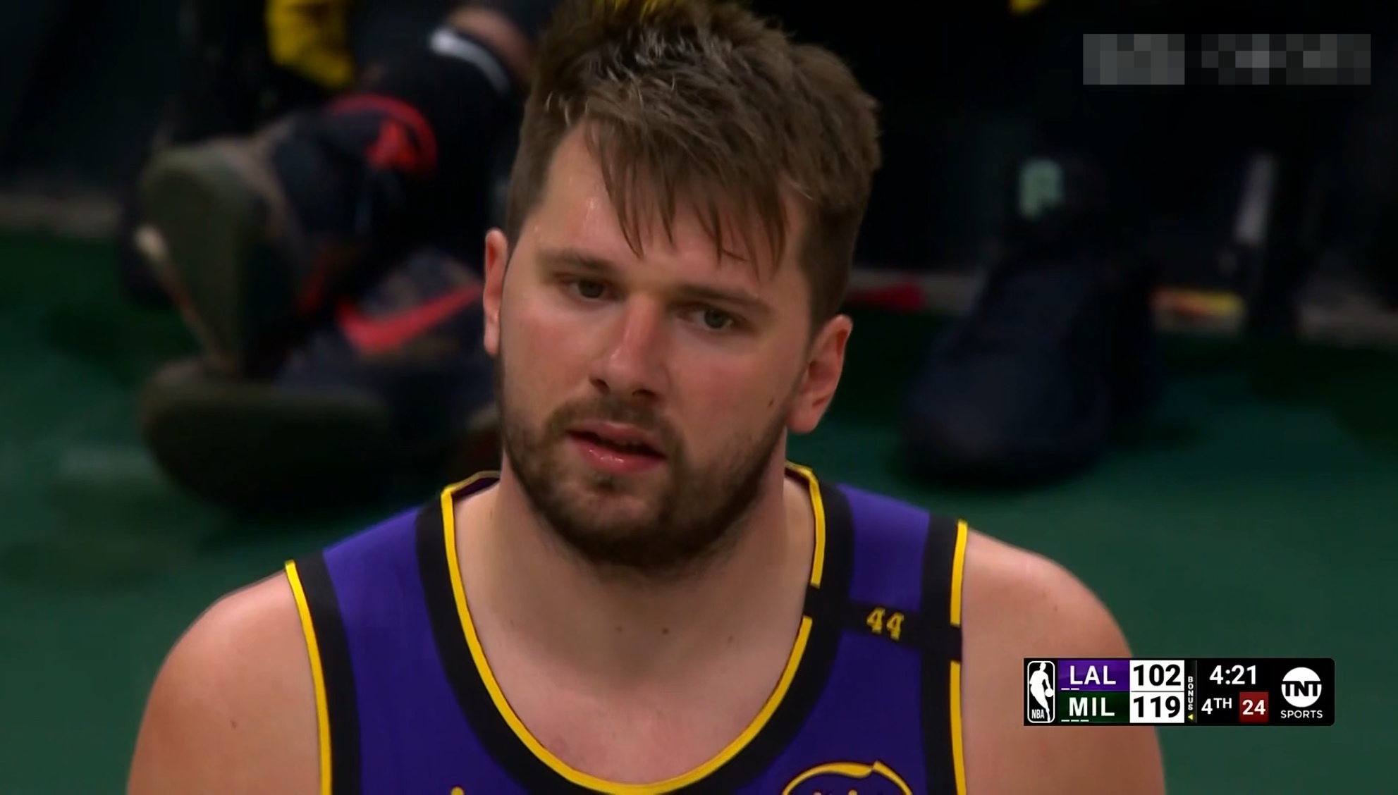  东契奇重返赛场，表现优异首场状态出色，公牛观众沸腾！全场沸腾不已