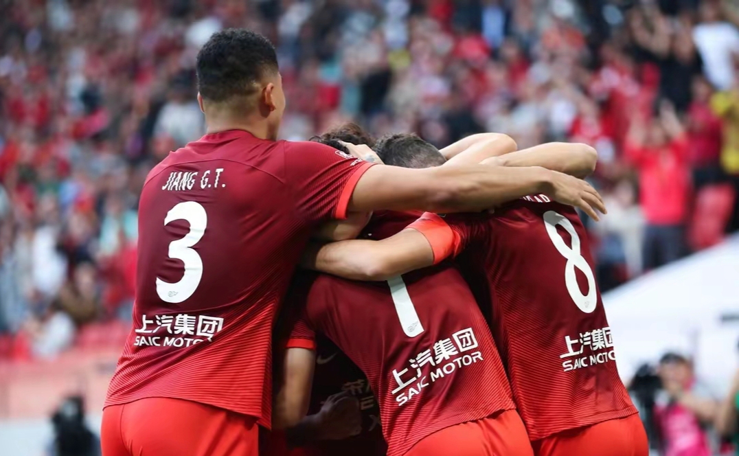 包含关键时刻中超传出新动向，上海海港刷新队史纪录，管理层表态：媒体盛赞，阵容厚度经受考验的词条