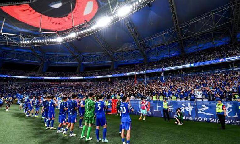 包含关键时刻中超传出新动向，上海海港刷新队史纪录，管理层表态：媒体盛赞，阵容厚度经受考验的词条