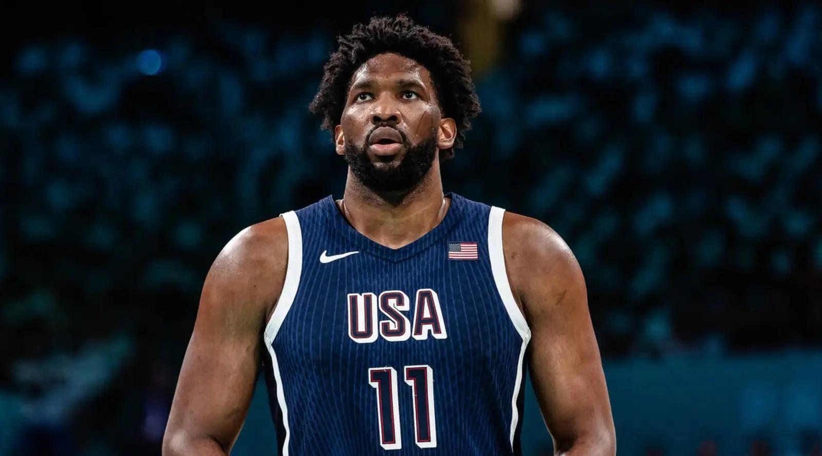  裁判长宣布比赛成绩顺序 