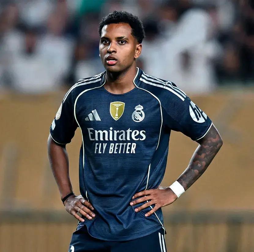 费耶诺德发布备战花絮，转会期战术微调，欧冠任务艰巨，轮换策略成焦点的简单介绍