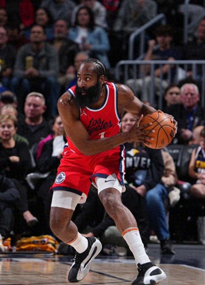 集结日洛杉矶快船备战英超；门线救险细节曝光；话题不断；球探报告显示潜力(集结号游戏送分的漏洞)